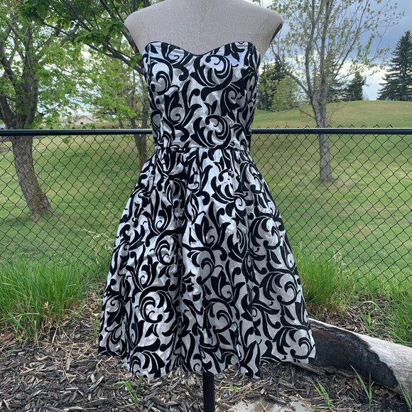 Vintage 90s LA Glo Silver Metallic Black Velvet Strapless Fit and Flare Dress - Picture 1 of 15